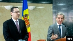Виктор Понта (слева) и Юрие Лянкэ на пресс-конференции в Бухаресте, 14 марта 2014 г. 