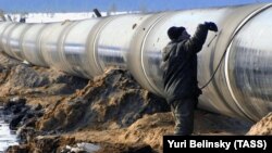Un muncitor sudează țevi ale Gazprom