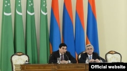 Ermenistanyň prezidenti Serž Sargisýan (s) we Türkmenistanyň prezidenti Gurbanguly Berdymuhamedow (ç)