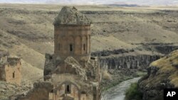 Руины армянской церкви Тигран Оненц в Ани на армяно-турецкой границе (архив) 