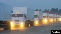 Колонна российских грузовиков двигается к границе с Украиной