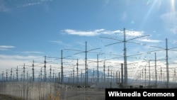 O imagine cu sistemul HAARP din Alaska. Principala temă de cercetare de aici este legată de undele radio.