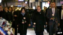 Barack Obama, Francois Hollande dhe Anne Hidalgo (nga e djathta në të majtë) gjatë vizitës në sallëën muzikore Bataclan në Paris