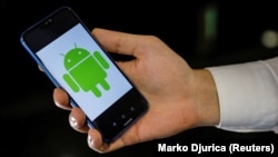 Huawei смартфоны экранындағы Android логотипі. Көрнекі сурет.