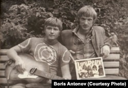 Антонов – справа, с картинкой Led Zeppelin