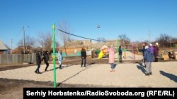 Дети играют в волейбол на месте блокпоста российских гибридных сил, Славянск, 2019 год