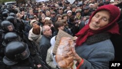 Протестите против планираните намалувања на социјалните бенефиции во Киев.