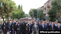 ՀՀ նախագահ Սերժ Սարգսյանը, Ամենայն Հայոց կաթողիկոսը եւ այլ բարձրաստիճան պաշտոնյաներ ԼՂ-ի անկախության հռչակման տոնակատարության ժամանակ, 2-ը սեպտեմբերի, 2011