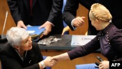 Прем’єр України Юлія Тимошенко і голова уряду Хорватії Ядранка Косор (зліва) під час конгресу Європейської народної партії. Бонн, 9 грудня 2009 року
