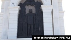 Астана қаласындағы "Қазақ елі" монументіндегі президент Нұрсұлтан Назарбаевтың барельефі.