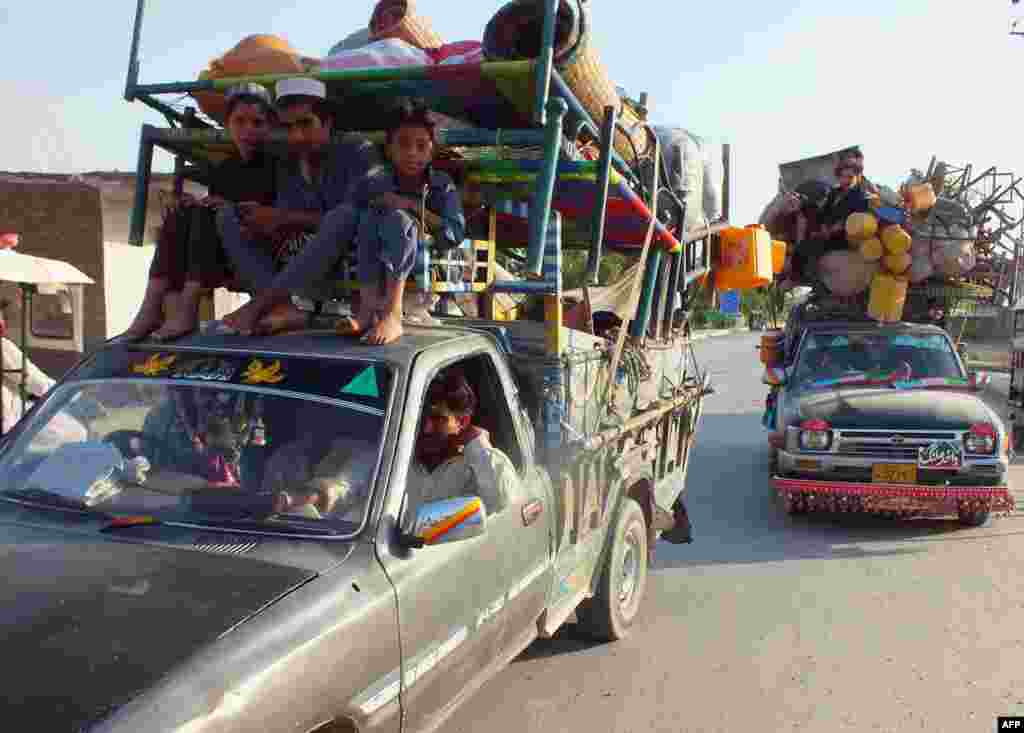Internally displaced Pakistanis, fleeing from military operations against Taliban militants in North Waziristan, arrive in Bannu, a town on the edge of the country's restive tribal belt. (AFP/Karim Ullah)