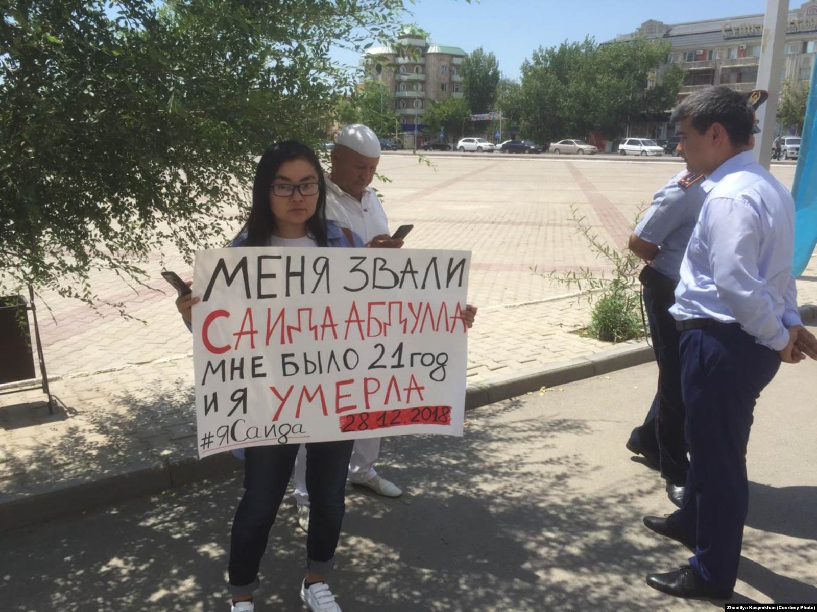 Жәмила Қасымхан отбасында әлімжеттік көргендерді қолдау акциясын өткізіп тұр.