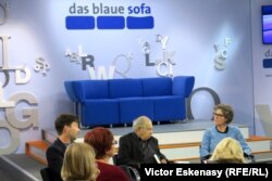 Dezbaterea „Das blaue Sofa” și comentatorul și scriitorul Paul Lendvai (în mijloc)