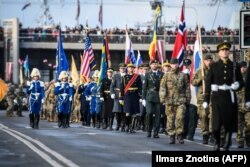 Вайскоўцы NATO прымаюць удзел у парадзе