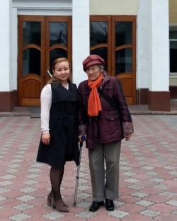 Лариса Нурбекова (оңдо) жана Махабат Жунусова. 01.4.2019.