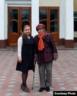 Лариса Григорьевна Нурбекова менен Махабат Жунусова.