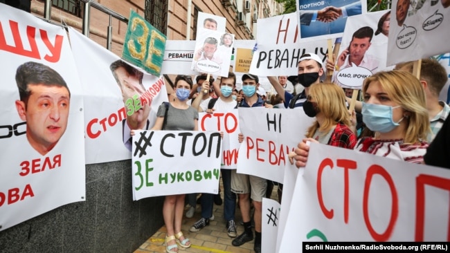 Під час акції на підтримку п'ятого президента України Петра Порошенка. Київ, 18 червня 2020 року