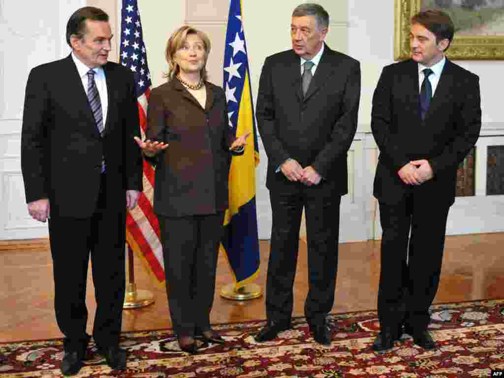 Sa članovima BiH predsjedništva: Harisom Silajdžićem, Nebojšom Radmanovićem i Željkom Komšićem, 12.10.2010. Foto: AFP / Mandel Ngan 