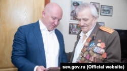 Михаил Развожаев с севастопольским ветераном Второй мировой войны Борисом Малько, август 2020 года