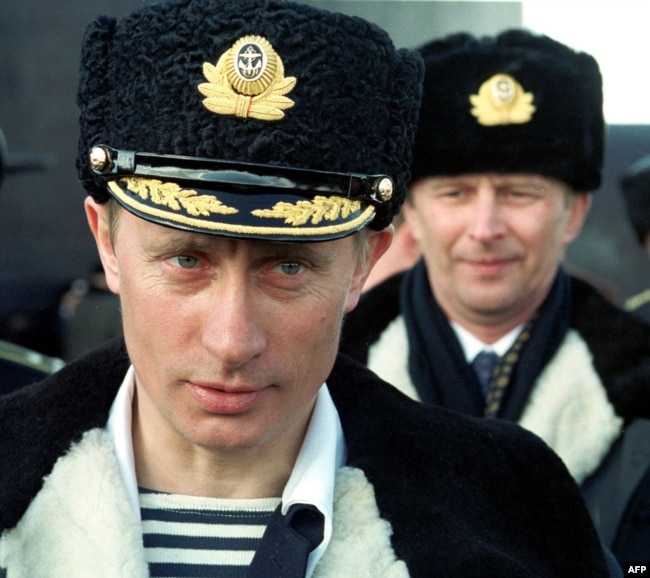 Vladimir Putin nosi mornaričku oficirsku uniformu dok posmatra taktičku vežbu Severne flote na Barencovom moru