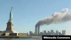 Ազատության արձանը և Առևտրի համաշխարհային կենտրոնի այրվող զույգ երկնաքերերը, Նյու Յորք, 11-ը սեպտեմբերի, 2001թ.