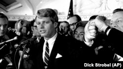 Senator Robert F. Kennedy nakon pobjede na izborima u Californiji, 5. juna 1968.