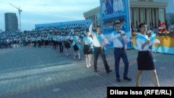 Выпускники на площади в ходе церемонии награждения знаком отличия "Алтын белги" в Шымкенте. 24 июня 2015 года.