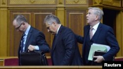 Александер Квасневський (с) і Пат Кокс (п) виходять із зали Верховної Ради в Києві, 13 листопада 2013 року