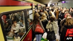 Німеччина. Пасажири біля потяга S-Bahn, який керує німецький державний залізничний оператор Deutsche Bahn, Берлін, 6 березня 2008 рік