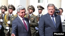 Президент Армении Серж Саргсян приветствует президента Польши Бронислава Коморовского, прибывшего в Ереван с официальным визитом, 28 июля 2011 г. 