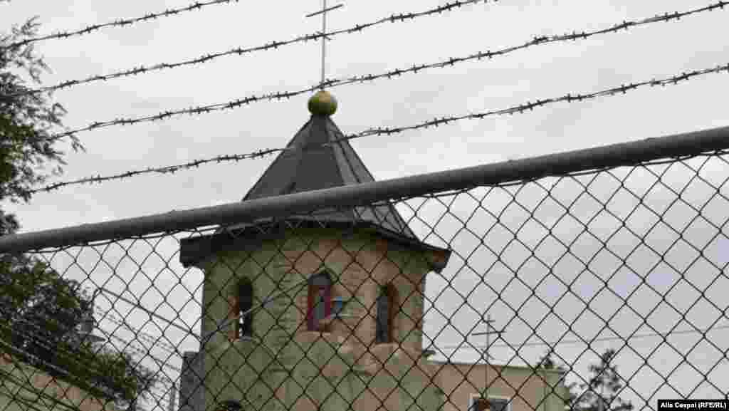 Biserica din curtea penitenciarului