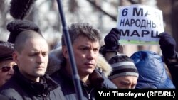 Сергею Удальцову (слева) и его коллегам-оппозиционерам удалось добиться от московской мэрии согласования акции 6 мая.