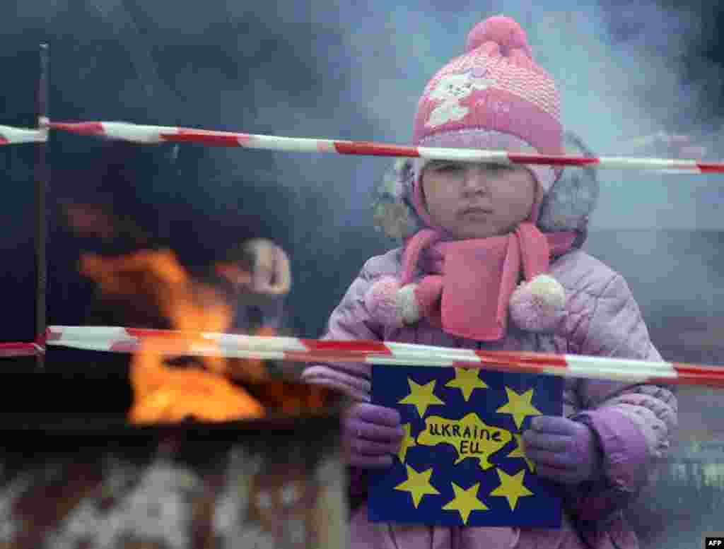 A girl holds a placard reading "Ukraine-EU" during a pro-European Union rally in the western Ukrainian city of Ivano-Frankivsk on November 26. (AFP/Yuriy Dyachyshyn)