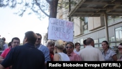 Новинарите протестираа против продолжувањето на притворот на Томислав Кежаровски, јули 2013.
