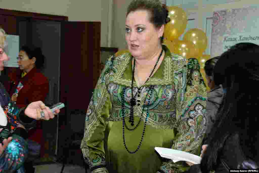 Лариса Сологуб рассказала, что выставка готовилась полгода. Приглашали всех желающих мастеров-кукольников. Единственное условие – куклы должны отражать тему Востока. Лариса Сологуб возглавляет «Центр вселенной кукол». Это объединение алматинских кукольников, созданное два года назад. В него входят 12 мастеров, люди разных профессий – парикмахеры, педагоги, бизнесмены, пенсионеры, есть даже актриса. Но в Алматы, как говорит Сологуб, мастеров-кукольников больше. Есть среди них и мужчины, но на выставке их работ нет. По словам Ларисы Сологуб, делать авторские куклы – недешево, но это окупается. Обычно куклы заказывают как подарки на дни рождения, на свадьбы. Однако спрос на этот вид прикладного искусства в Казахстане еще небольшой. 