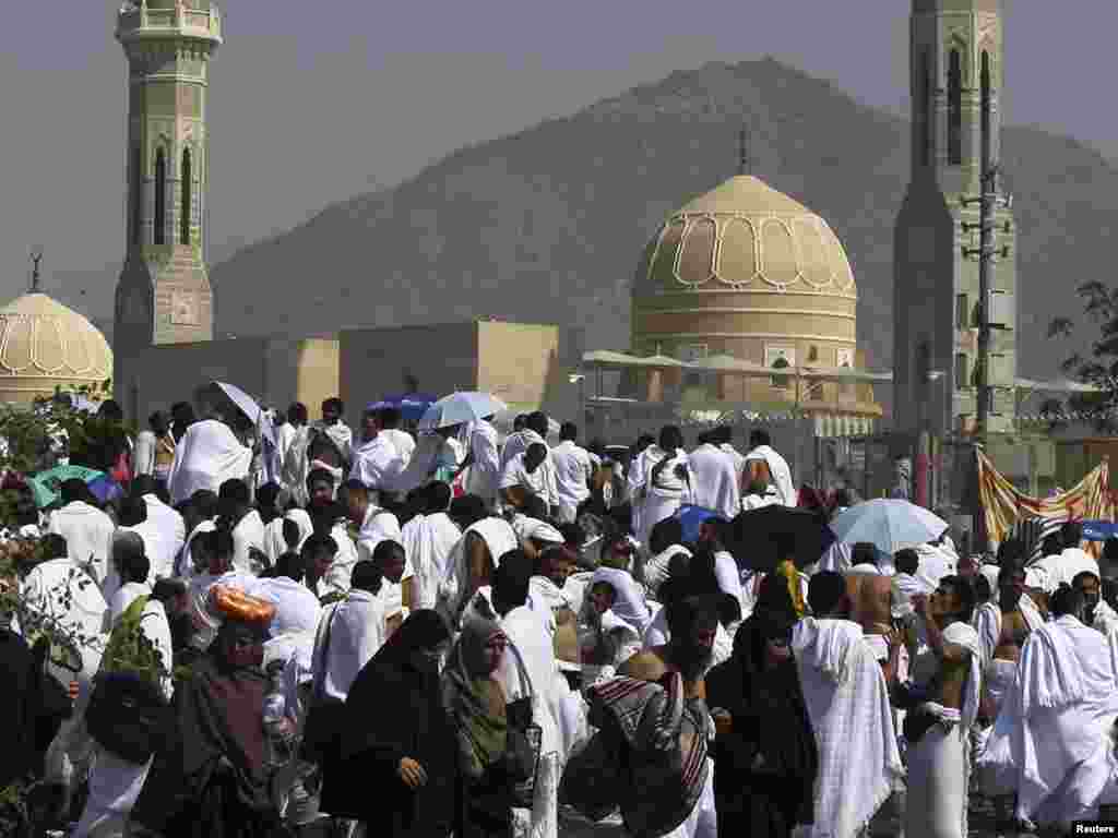 Saudi Arabia -- Muslim pilgrims gather at the plain of Arafat, near Mecca, as they perform wuquf, 15Nov2010 - Muslim pilgrims gather at the plain of Arafat, near Mecca, as they perform wuquf November 15, 2010. At least 2.5 million Muslims began the annual haj pilgrimage on Sunday, heading to an encampment near the holy city of Mecca to retrace the route taken by Prophet Mohammad 14 centuries ago. REUTERS/Fahad Shadeed (SAUDI ARABIA - Tags: SOCIETY RELIGION)