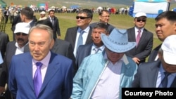 Нурсултан Назарбаев в бытность президентом Казахстана и его младший брат Болат (по его левую руку).