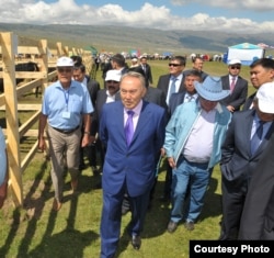 Нурсултан Назарбаев и Болат Назарбаев во время встречи с фермерами Енбекшиказакского района. Алматинская область, 27 июля 2011 года.