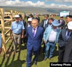 Балат Назарбаеў па левую руку ад Нурсултана Назарбаева