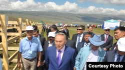 Президент Казахстана Нурсултан Назарбаев и его окружение на встрече с фермерами Енбекшиказахского района Алматинской области. 27 июля 2011 года. 