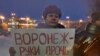 Жительница Мурманска около администрации с плакатом против новой управляющей компании 