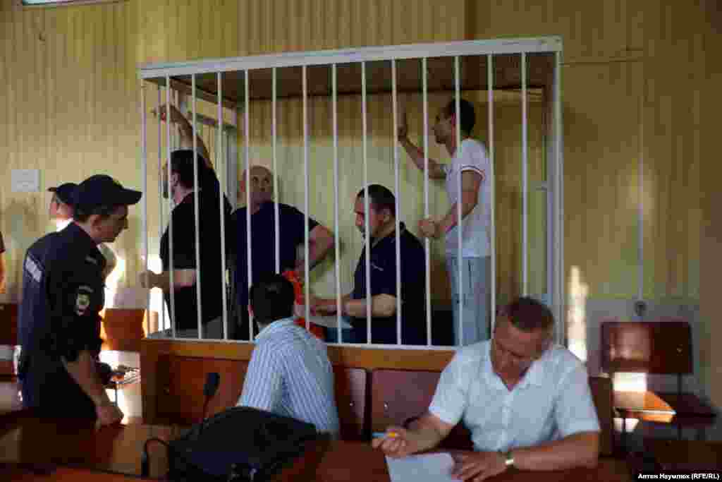 Заседание районного суда в Симферополе, за решеткой крымские татары, которых обвиняют в участии в Хизб ут-Тахрир. На заседание принесли детей, некоторые родились уже после арестов.