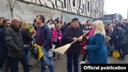 Скопје- Министерката за правда Рената Дескоска во рамки на акцијата за чистење му подари метла на претседателот на Судскиот совет Киро Здравев