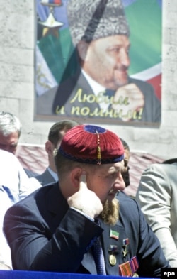 Рамзан Кадыров на фоне изображения своего отца, Ахмата Кадырова, 2005 год