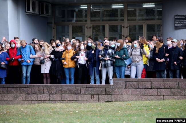 Студэнты МДЛУ стаяць у счэпцы перад уваходам у свой унівэрсытэт 26 кастрычніка 2020