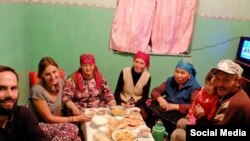 Общее фото туристов и семьи из Нуры