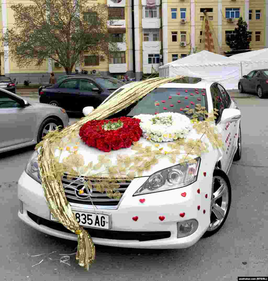 Toý üçin bezelen awtoulag 
