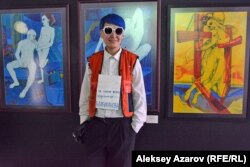 Нұр-Сұлтанда тұратын Бақыт Бүбіханова көрмеге амбассадор ретінде қатысты. Ол триптихінің жанында тұр.