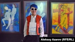 Находящаяся в Нур-Султане Бахыт Бибиканова на выставке была представлена амбассадором с табличкой на груди: «Та самая великая художница — Б. Бибиканова». За спиной у амбассадора — триптих Бахыт Бибикановой с обнаженными телами.