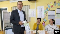 Ирландският премиер Лио Варадкар гласува на изборите за ЕП. Очаква се партията му Фине Геил да изпрати най-много представители в Брюксел.